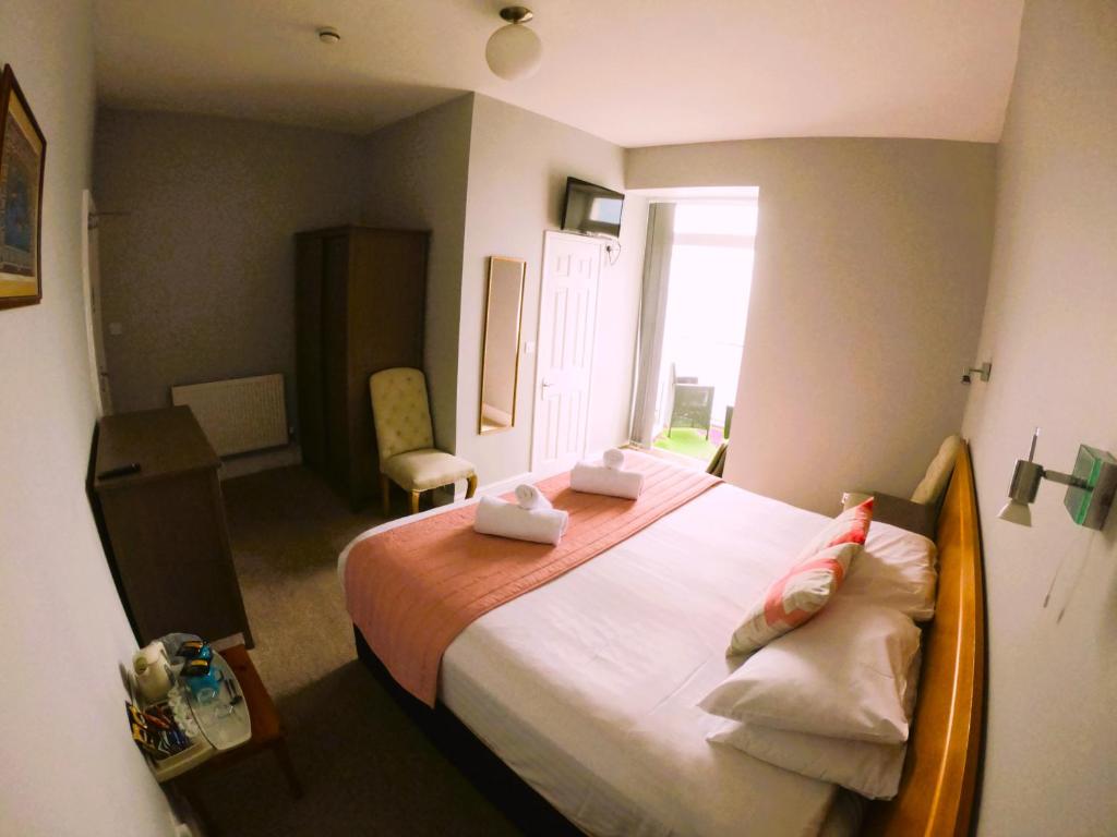 Postel nebo postele na pokoji v ubytování Lundy House Hotel
