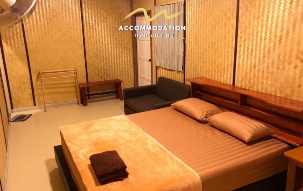 um quarto com uma cama e um sofá em Rock View Terrace em Ko Jum