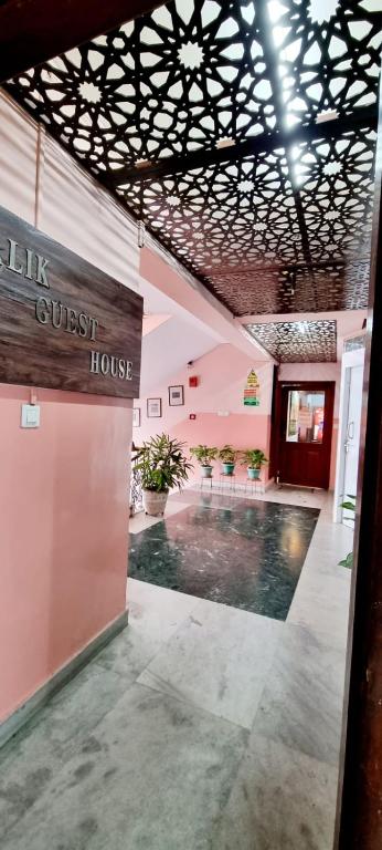 Bazén v ubytování Malik Guest House nebo v jeho okolí