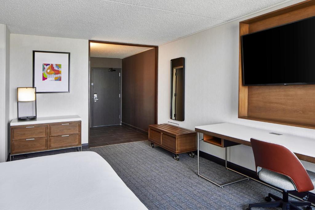Courtyard by Marriott Detroit Downtown - King Room Mit Sofa Bett