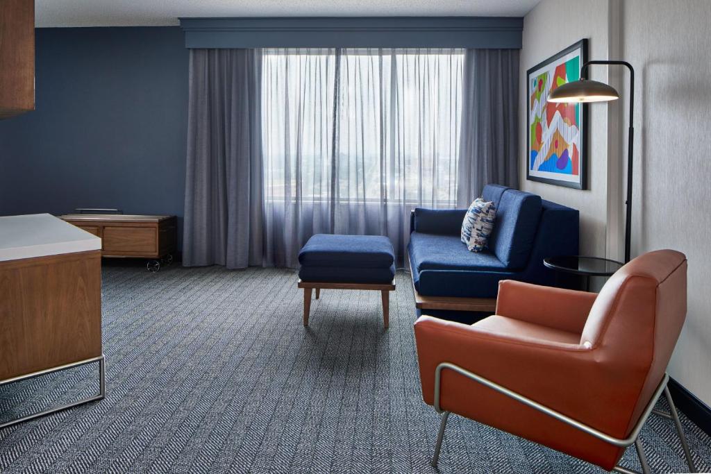 Courtyard by Marriott Detroit Downtown - Superior King Suite With Tub - Mobility Accessible