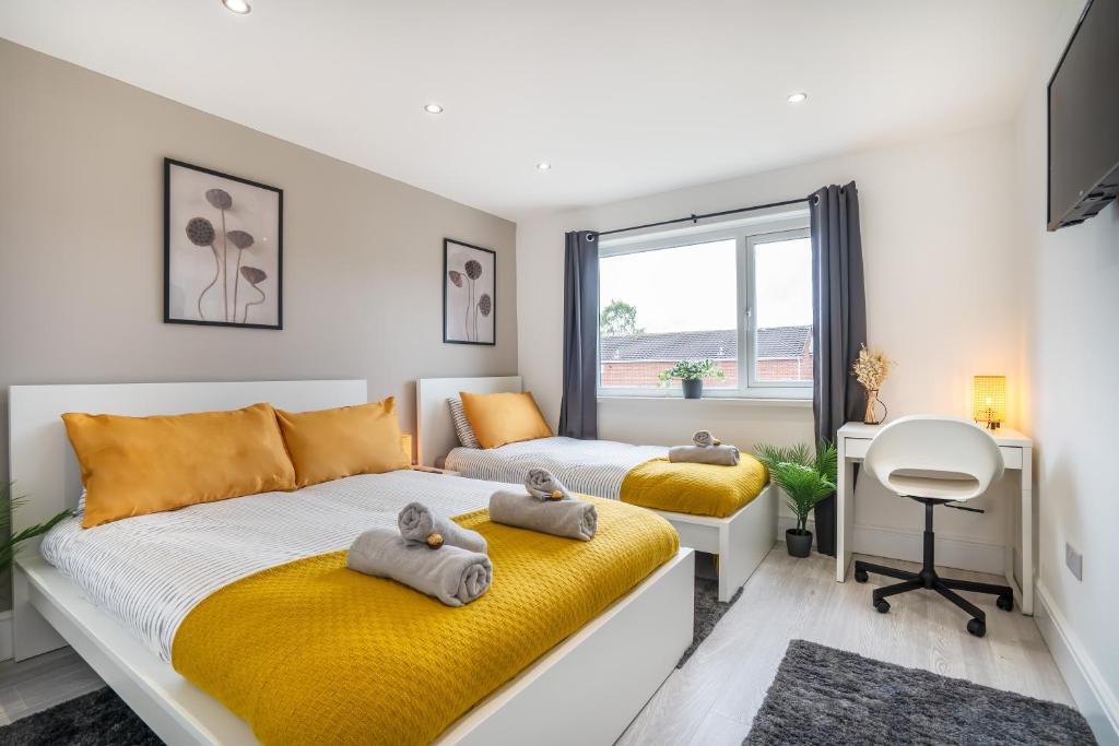 1 dormitorio con cama, escritorio y ventana en isimi Luxurious House Newcastle 