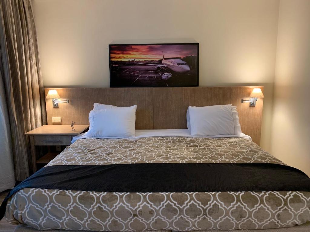 uma cama num quarto de hotel com em King room - Brooklin flat em São Paulo