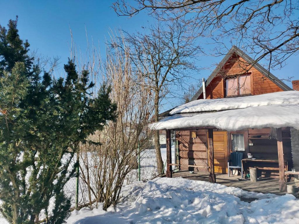 ObidowaにあるGóralska chata z 1930r.の雪の中の木の丸太小屋