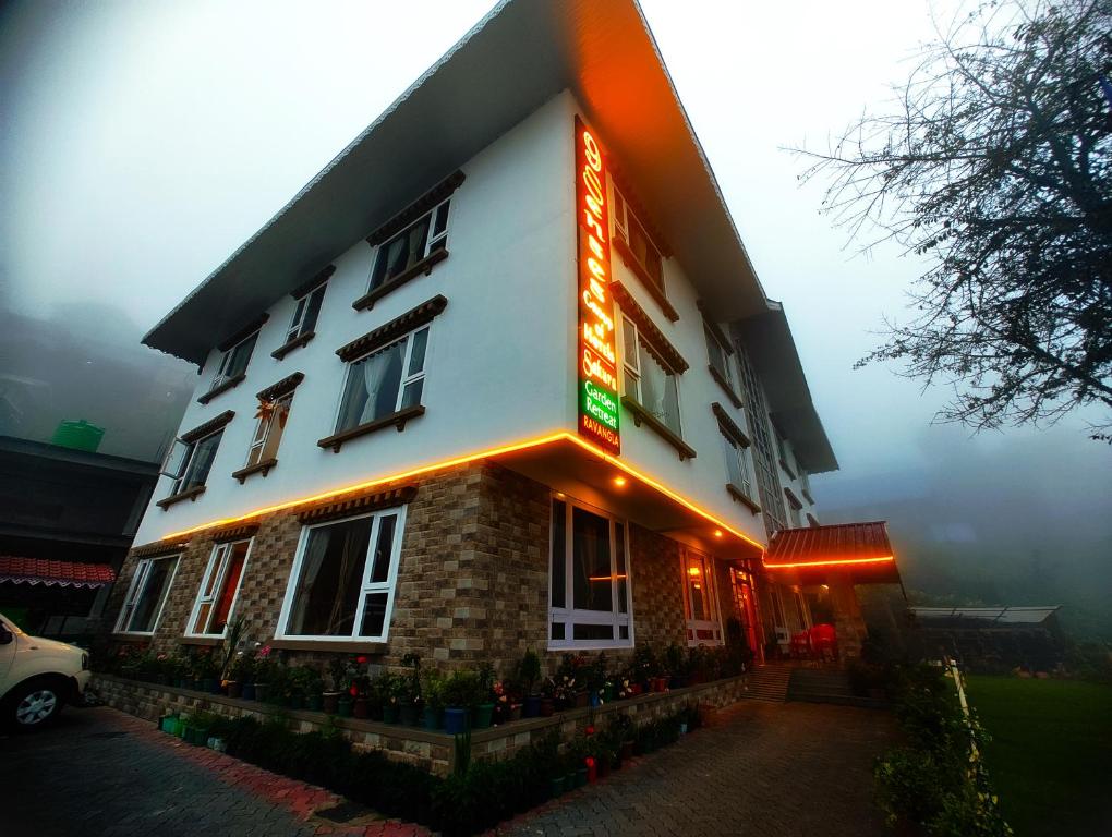 un edificio con una señal de neón en el costado. en 9 Senses Group hotels , Ravangla en Ravangla