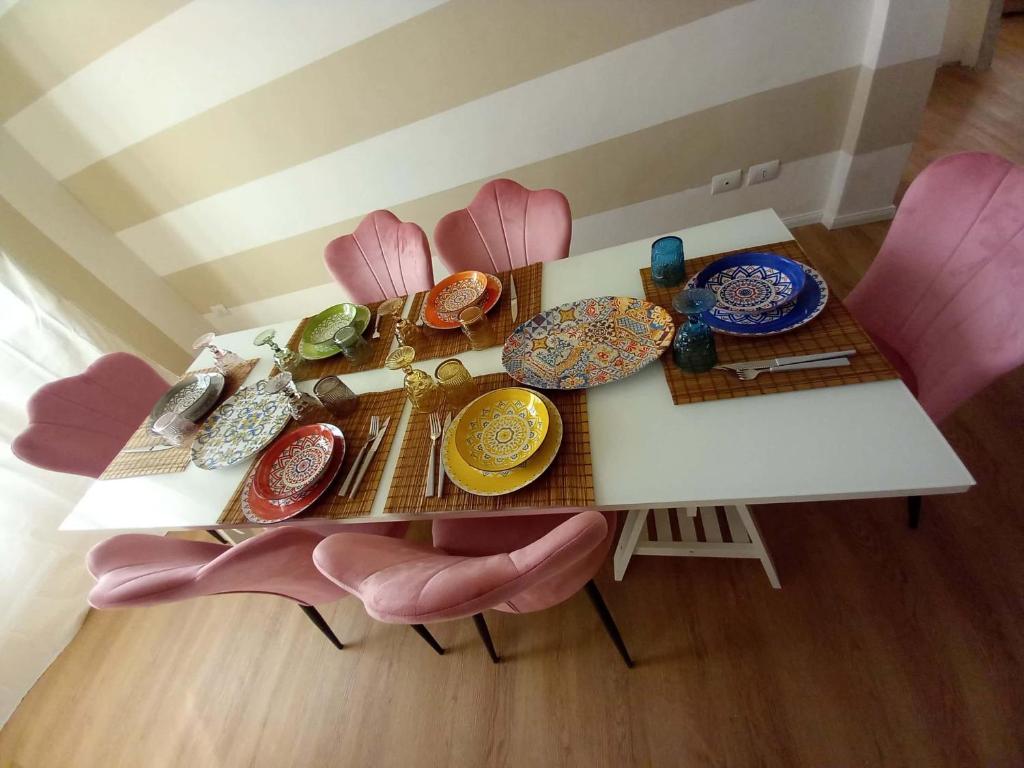 une table avec des assiettes et de la vaisselle en haut dans l'établissement Terzopiano, à Pise