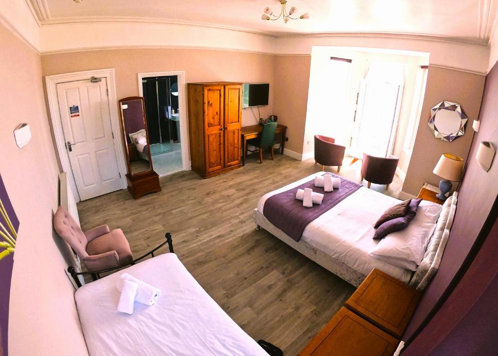 Postel nebo postele na pokoji v ubytování Lundy House Hotel