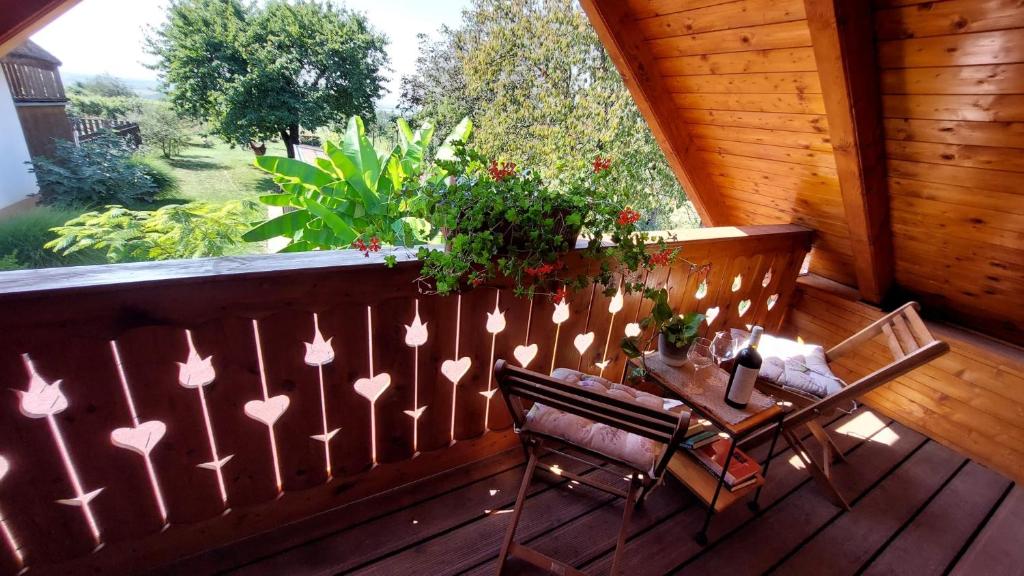 Rõdu või terrass majutusasutuses Újhegy Apartman