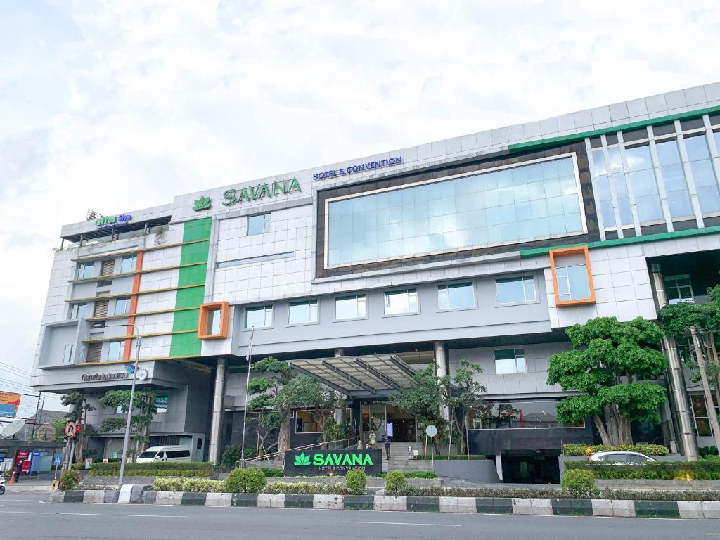 un edificio con un letrero de samsung delante de él en Savana Hotel & Convention Malang, en Malang