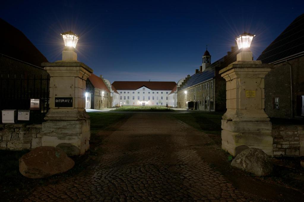 a building with two lights on top of it at night at Sonnenschloss in Walbeck