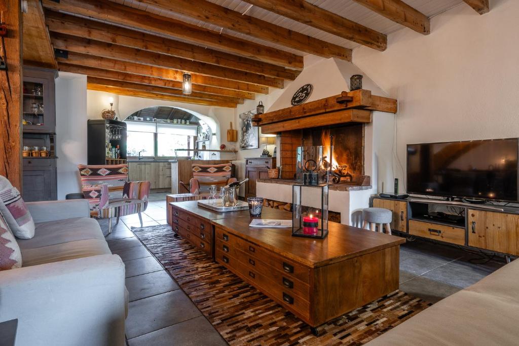 拉薩勒萊阿爾卑斯的住宿－La Gravière，客厅配有沙发和桌子