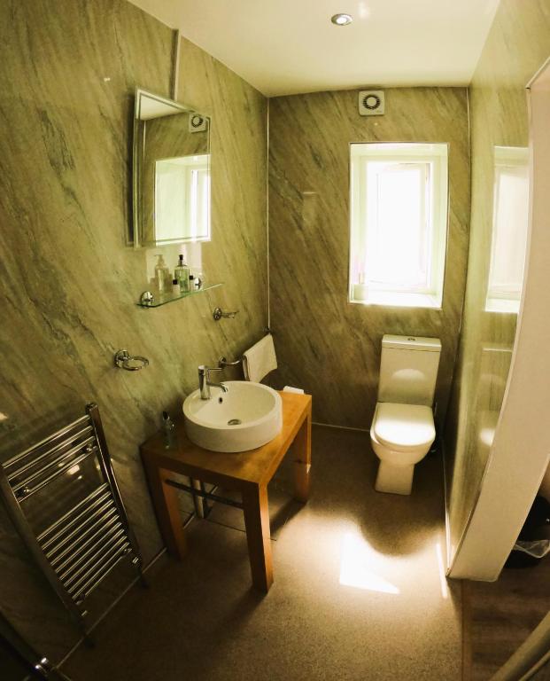 Koupelna v ubytování Lundy House Hotel