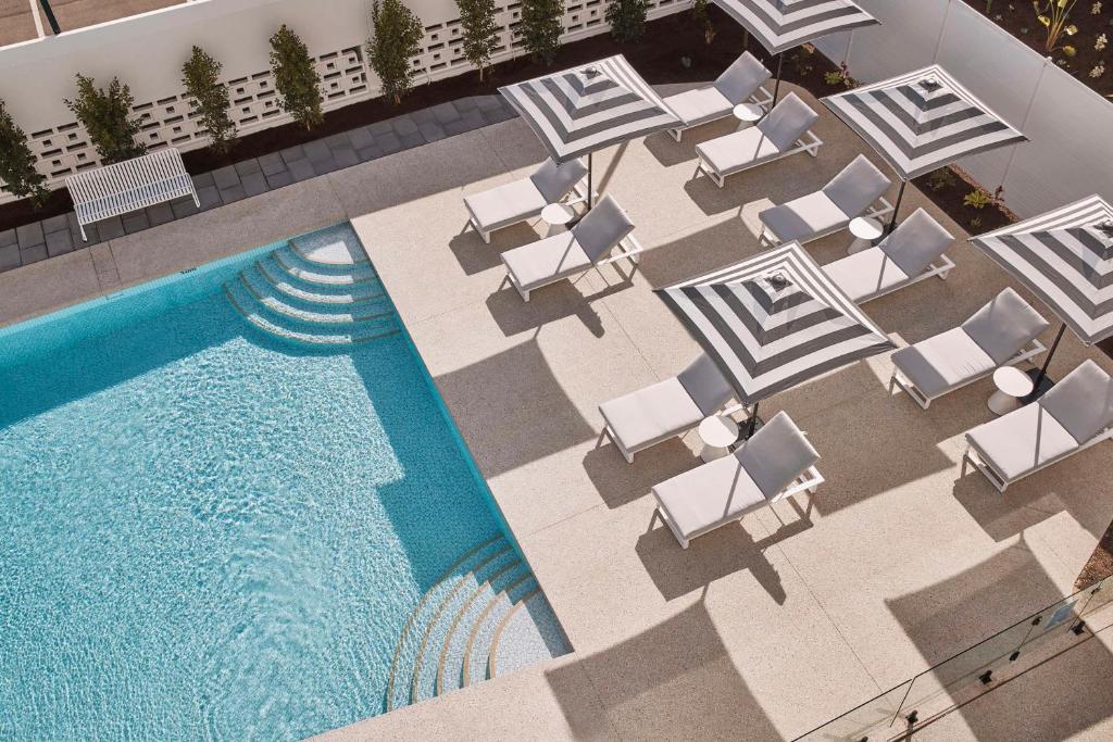 an overhead view of a swimming pool with lounge chairs and a pool at Hotel Alba Adelaide in Adelaide