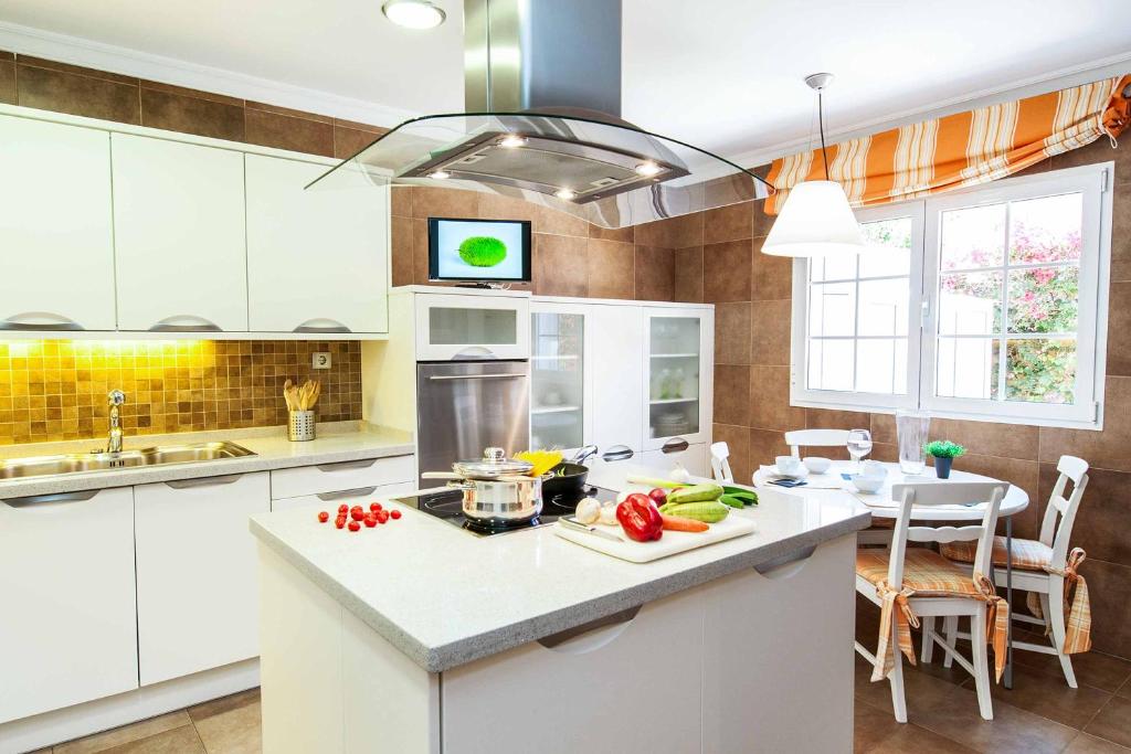 Kuchyň nebo kuchyňský kout v ubytování Villa Meloneras Hills 16