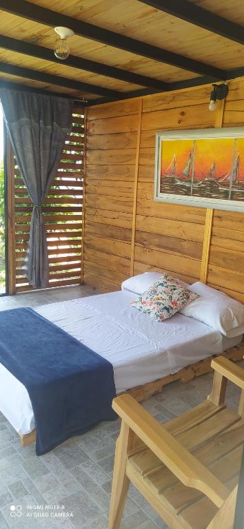 Una cama o camas en una habitación de Cabañas de la loma
