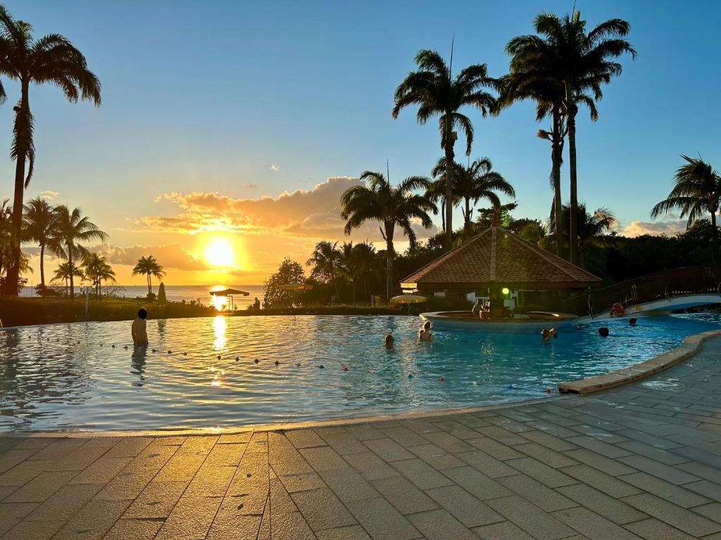 Bazén v ubytování Grenade Studio les pieds dans l'eau et vue mer Caraïbes dans une magnifique résidence de vacances nebo v jeho okolí