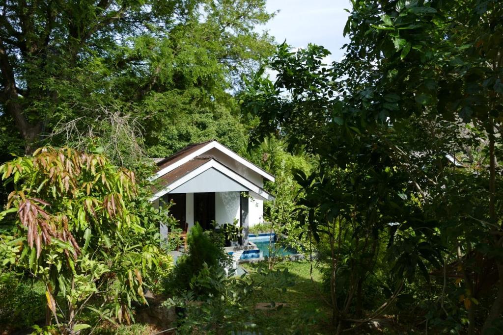 Zahrada ubytování Hidden Lake Cottages Sigiriya