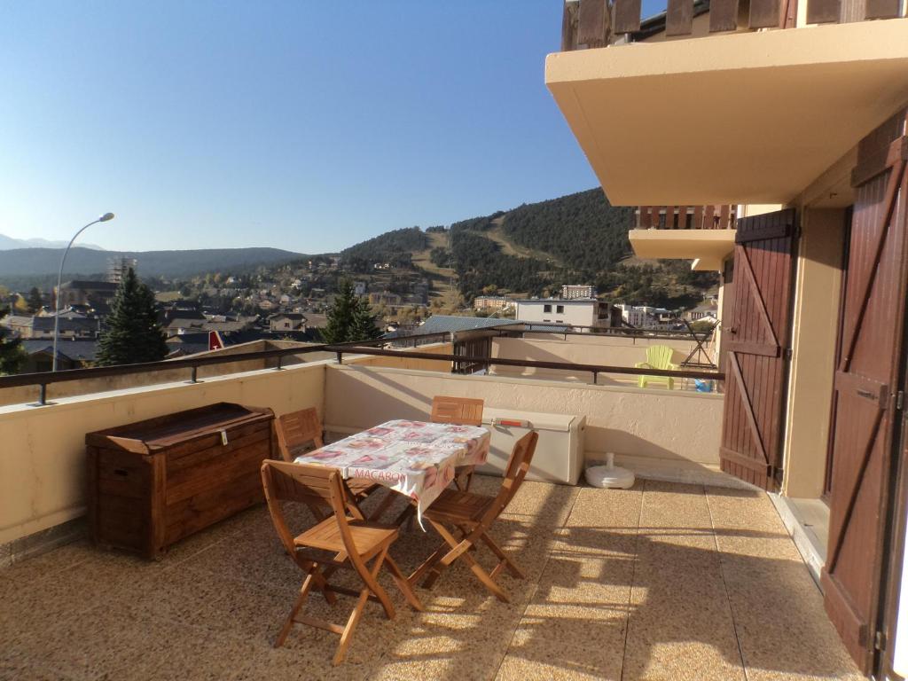 d'une terrasse avec une table et des chaises sur un balcon. dans l'établissement Appart T2 cabine grande terrasse classé 2 *, aux Angles