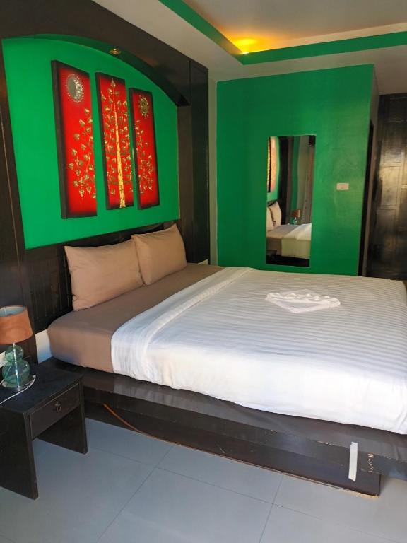 Postel nebo postele na pokoji v ubytování New Lavender Hotel Patong