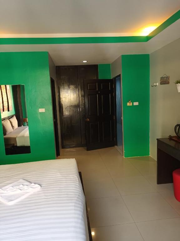Postel nebo postele na pokoji v ubytování New Lavender Hotel Patong