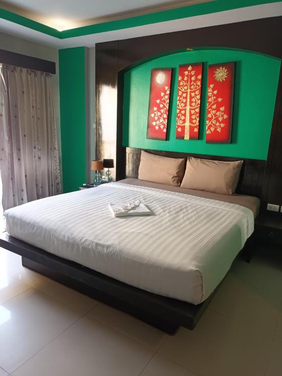 Postel nebo postele na pokoji v ubytování New Lavender Hotel Patong