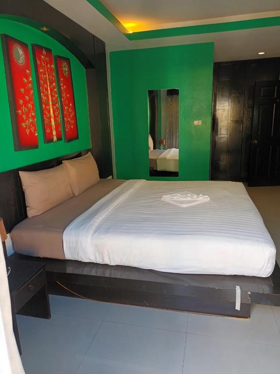 Postel nebo postele na pokoji v ubytování New Lavender Hotel Patong