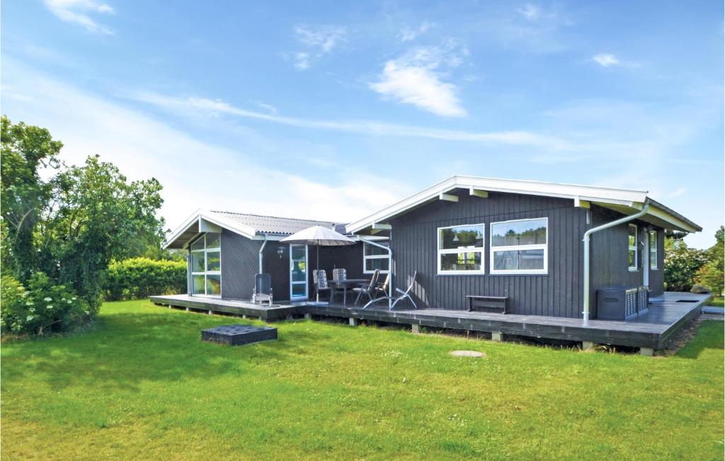 une maison modulaire avec une grande cour dans l'établissement Nice Home In Glesborg With Kitchen, à Bønnerup Strand