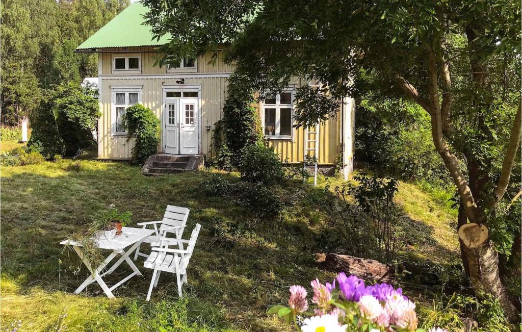 una pequeña casa con una mesa y sillas en el patio en Lovely Home In Ramvik With Kitchen, en Ramvik
