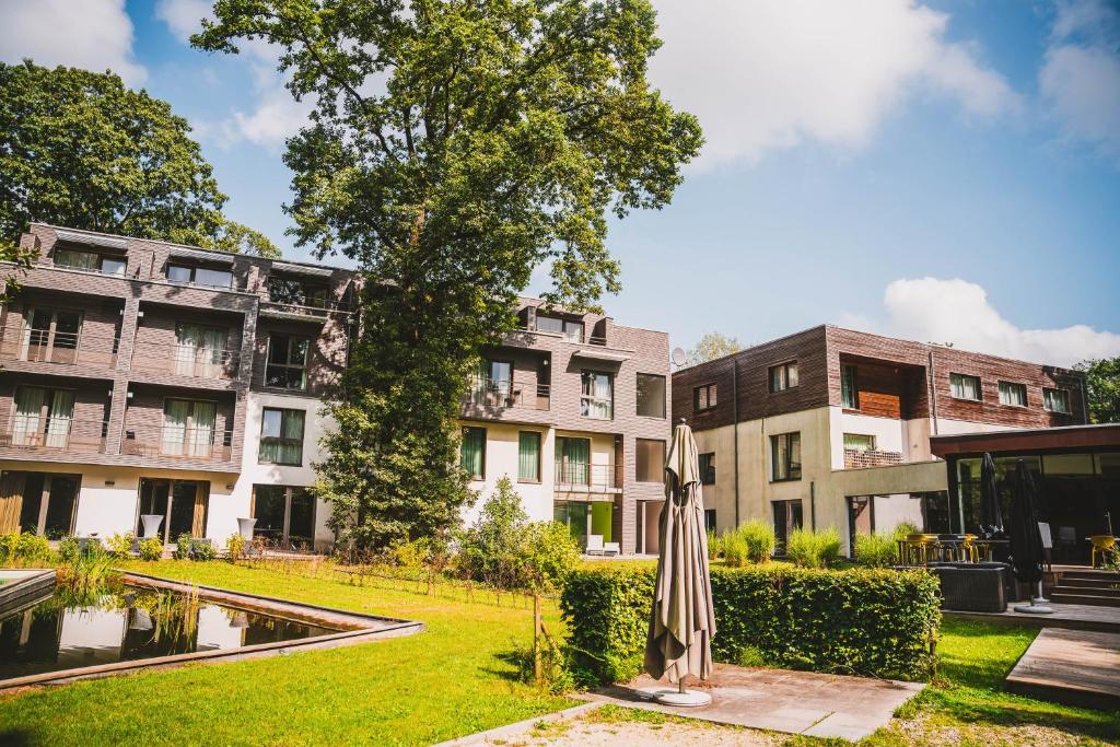 a courtyard with an umbrella in front of a building at Utopia Hotel - Art & Nature Hotel in Mons
