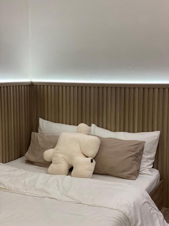 Postel nebo postele na pokoji v ubytování Nhật Quang House