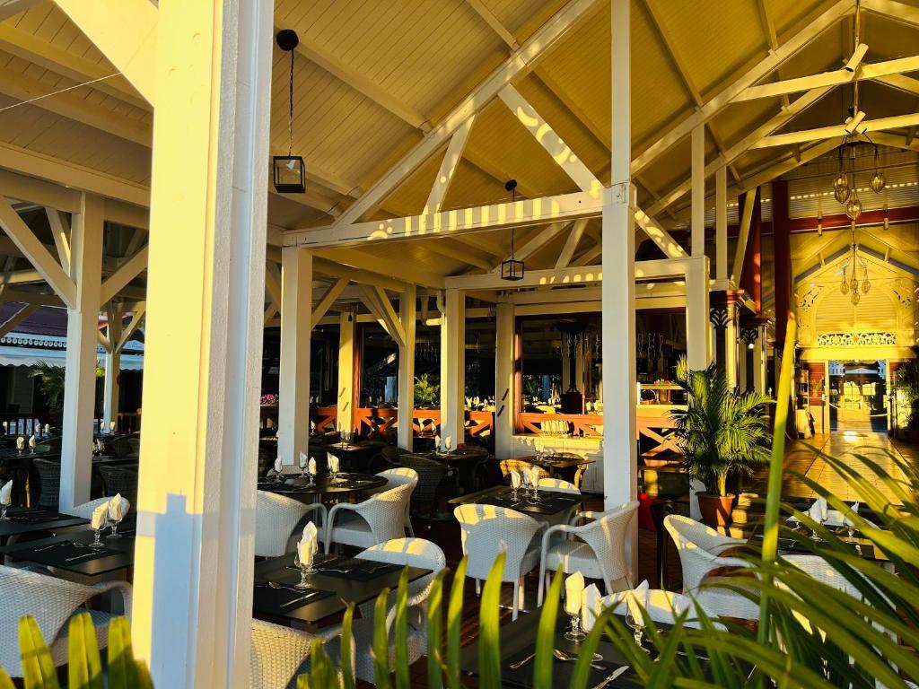 Restaurace v ubytování Grenade Studio les pieds dans l'eau et vue mer Caraïbes dans une magnifique résidence de vacances