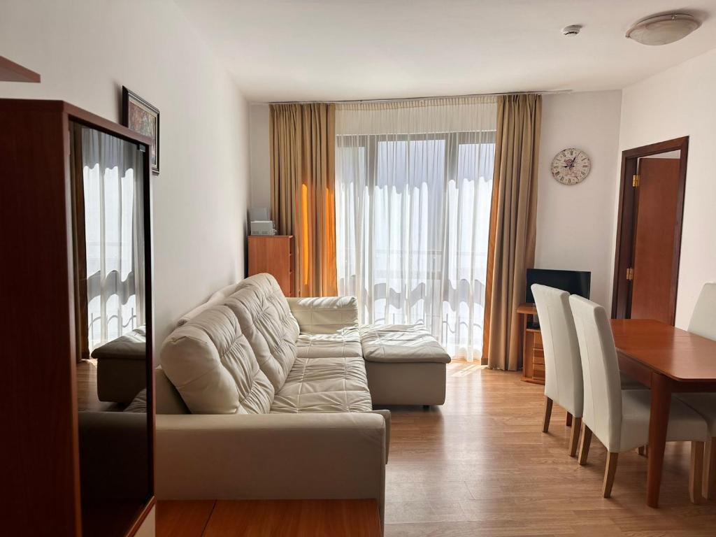 Zona d'estar a Spacious Two bedroom apartment in Flora Residence Tulip 12