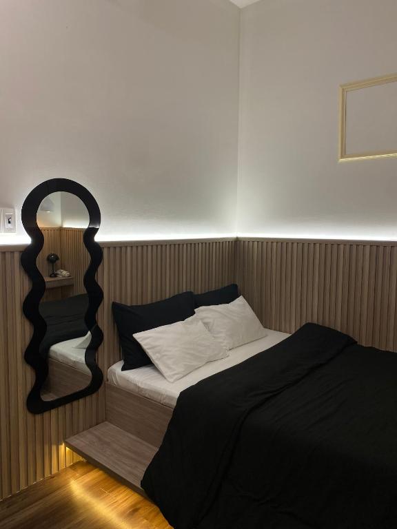 Postel nebo postele na pokoji v ubytování Nhật Quang House