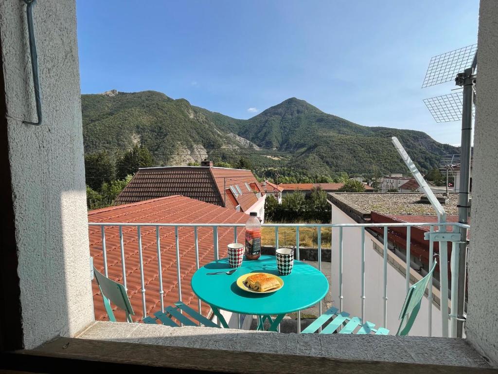 En balkong eller terrasse på Agréable appartement typiquement Haut-Alpin