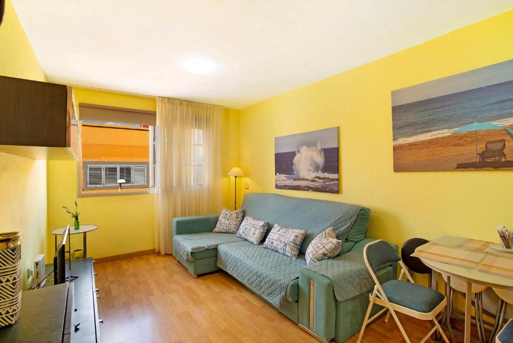 een woonkamer met een blauwe bank en een tafel bij Vcv Apartamento La Sal in La Garita