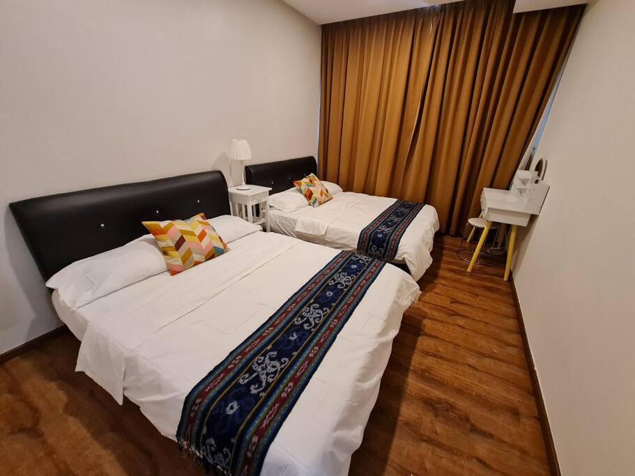1 dormitorio con 2 camas con sábanas blancas en Lovely VivaMall City View with 2 Card LV11C en Kuching
