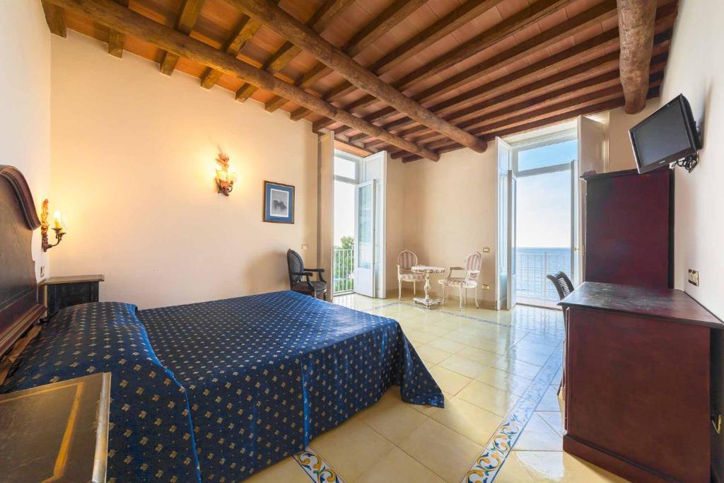 ein Schlafzimmer mit einem Bett und einem TV in einem Zimmer in der Unterkunft Villa Isabella in Minori