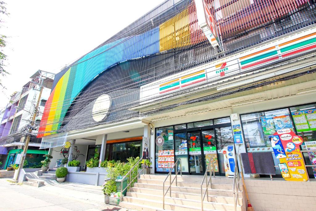 un edificio con un arco iris pintado a su lado en Super OYO 426 All Day Hostel at Sukhmvit en Bangkok
