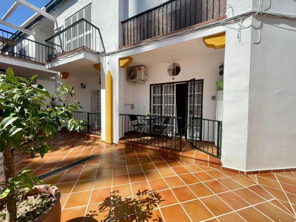 an empty courtyard of a house with a balcony at Apartamento Marinero del Sur in Chiclana de la Frontera