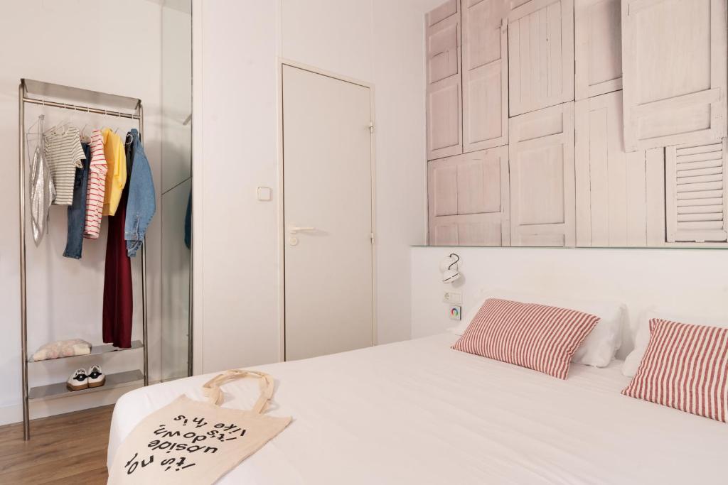 Postel nebo postele na pokoji v ubytování Chic & Basic Tallers Hostal