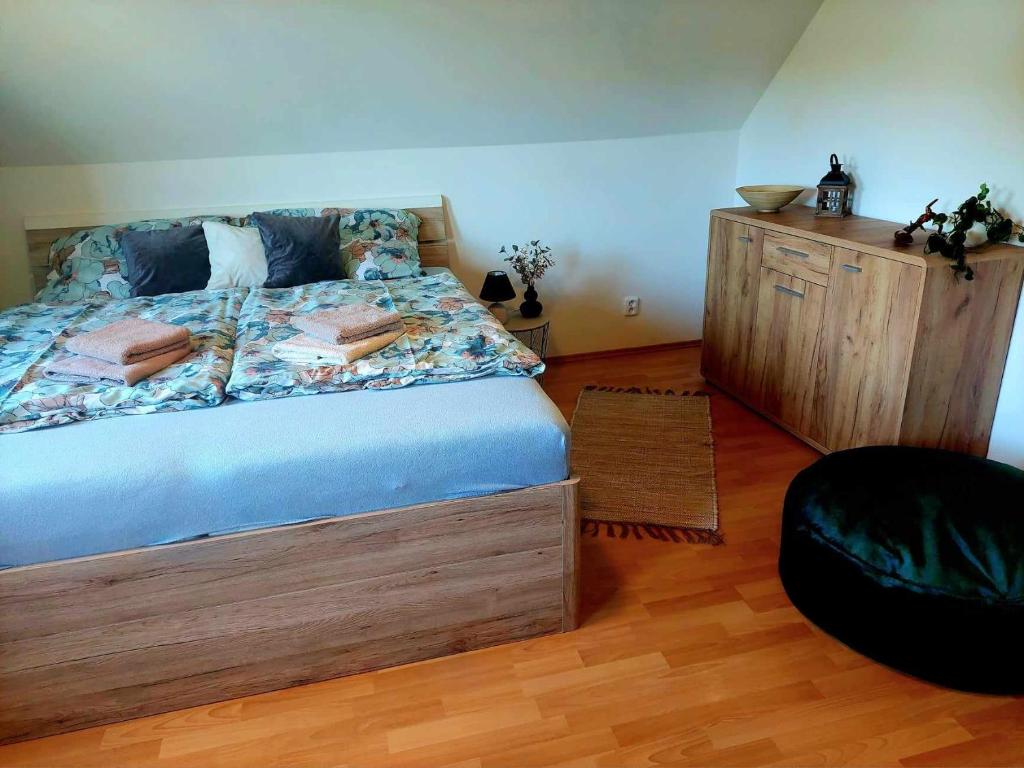 En eller flere senge i et værelse på Zelený apartmán Králiky