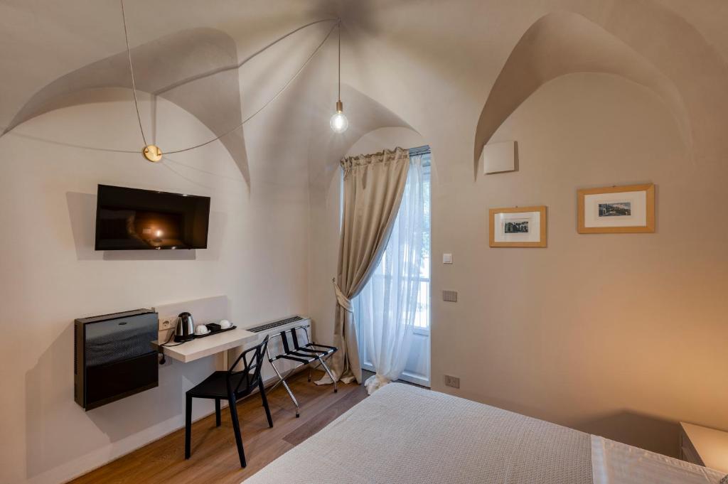 a room with a desk and a tv in a room at Casa Calleri in Briaglia