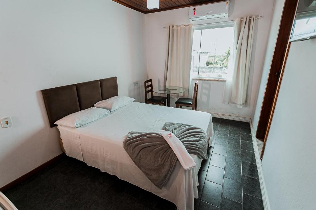 Postel nebo postele na pokoji v ubytování Pousada Paulett's - Hospedagem na Zona Norte de Ilhéus - Bahia