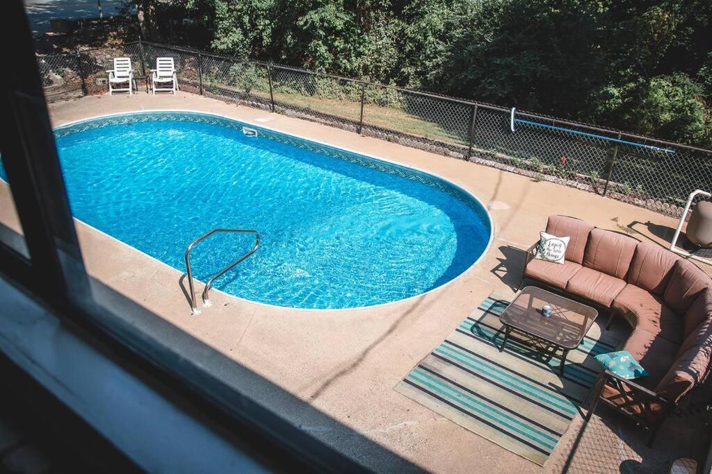 una piscina con 2 sillas y una mesa en The Retreat with Private Pool and Hot Tub!, en Hickory