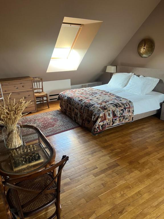 的住宿－Ark van Thesinge，卧室配有1张床、1张桌子和1把椅子