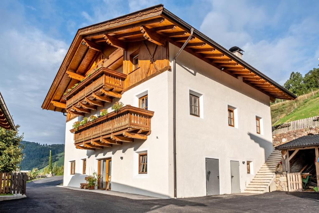 a house in the mountains with wooden balconies at Oberpatiglhof - Anna in Brie