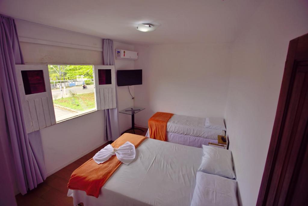 Postel nebo postele na pokoji v ubytování Pousada Paulett's - Hospedagem na Zona Norte de Ilhéus - Bahia