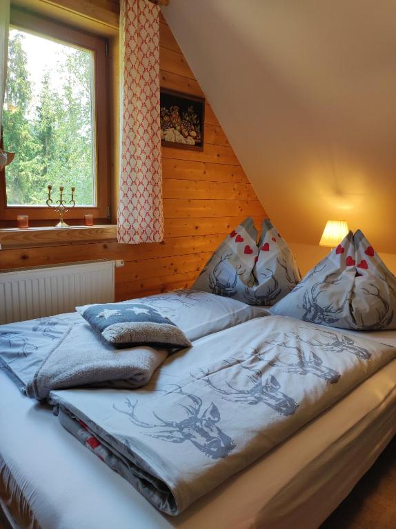 Postel nebo postele na pokoji v ubytování Apartments im Almhaus Bachler
