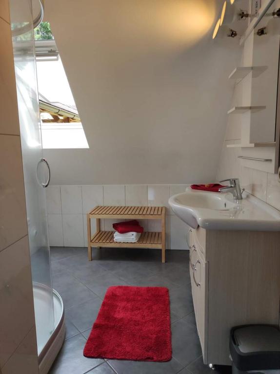 Koupelna v ubytování Apartments im Almhaus Bachler