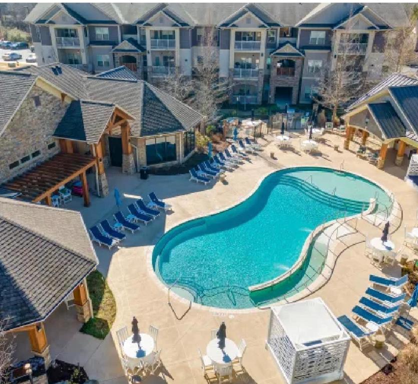 una vista aérea de una piscina en un complejo en South Charlotte’s Cozy & Modern en Charlotte